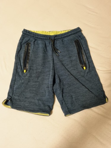 Blaue sweatshorts mit gelben - mit,